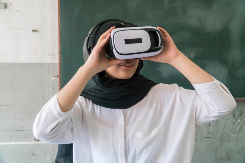 Learning artificial intelligence concepts in a modern classroom as part of the national AI curriculum rollout