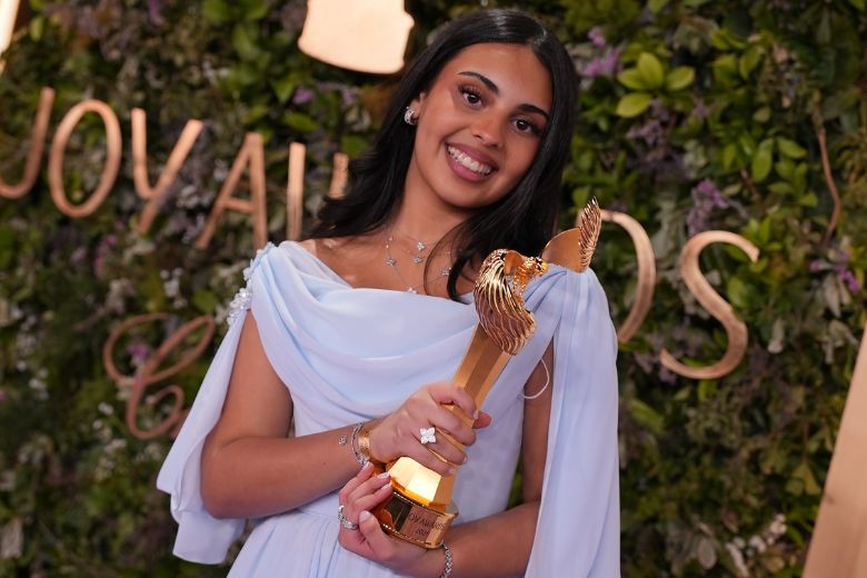 Rateel Alshehri holding Favourite Female Influencer award at the Joy Awards in Riyadh
