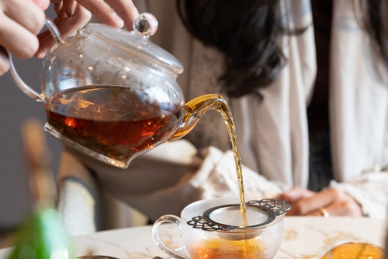 Guests enjoying alfresco dining at Rixos Obhur Jeddah with Red Sea views